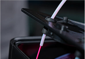 3. Passez le filament dans les trous d'alimentation ou les tubes PTFE.